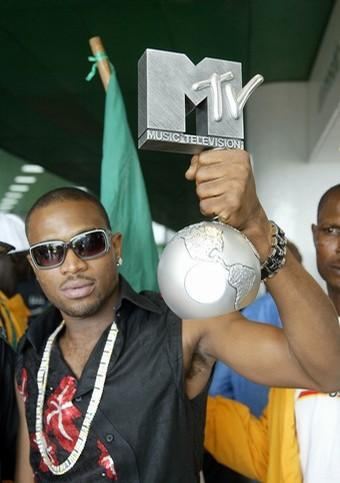 D'Banj holding up an MTV award